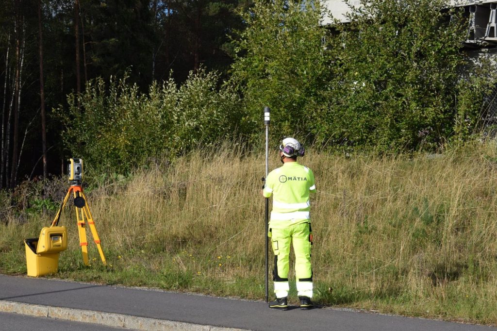 Geodetisk mätning med GNSS och totalstation